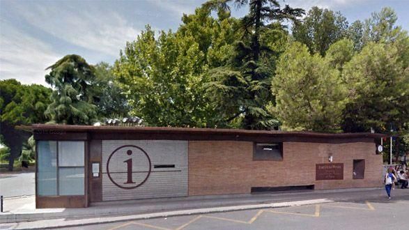 Fachada de la oficina de turismo situada en el paseo de la Vega junto a Bisagra y que se trasladará antes de fin de año a la mezquita de Tornerías.