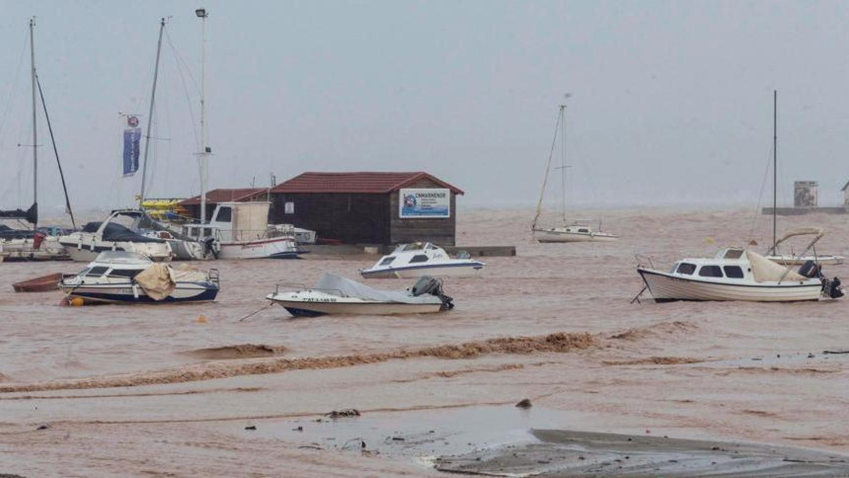 Aspecto que presentaba el Mar Menor desde Los Alcázares tras la DANA de 2019.