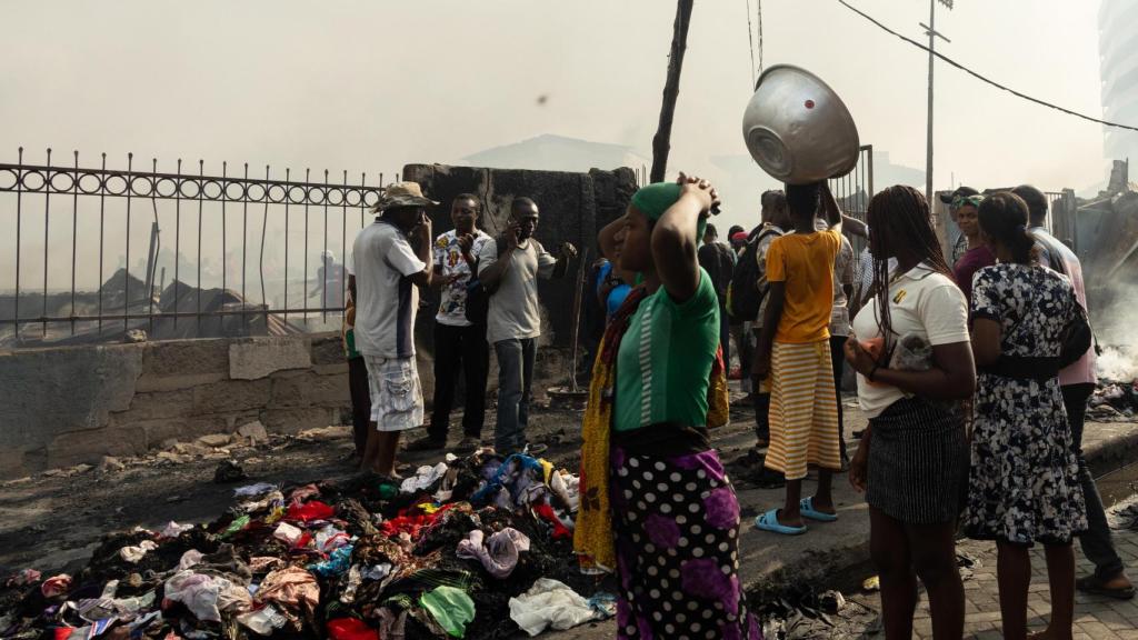 Una mujer observa los puestos del segundo mercado más grande de ropa usada del mundo, en Ghana.