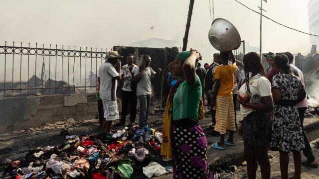Una mujer observa los puestos del segundo mercado más grande de ropa usada del mundo, en Ghana.
