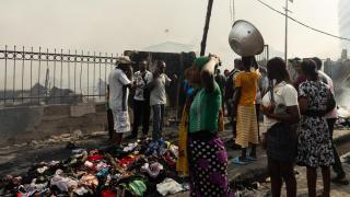 Una mujer observa los puestos del segundo mercado más grande de ropa usada del mundo, en Ghana.