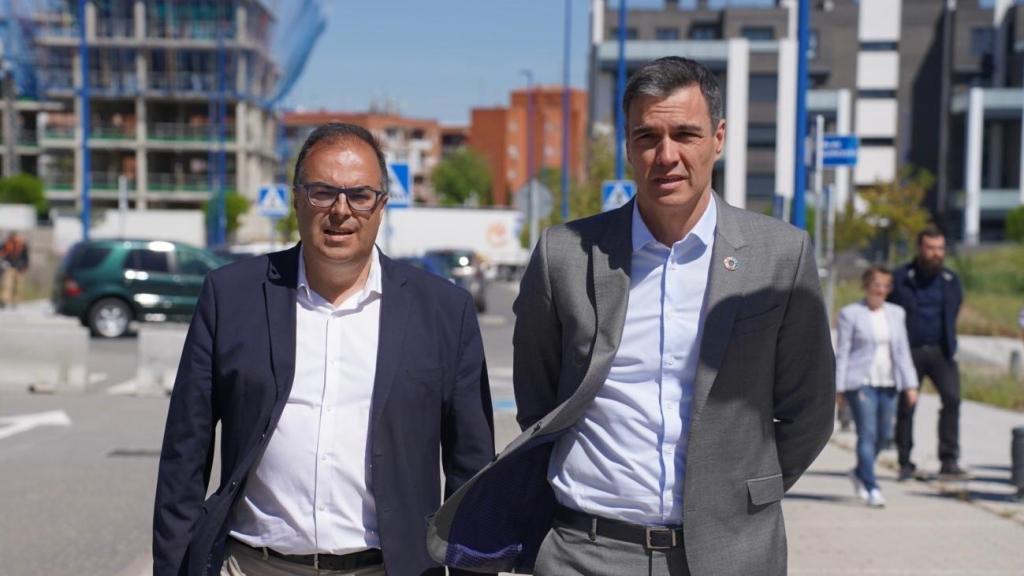 Santiago Llorente, alcalde socialista de Leganés hasta 2023, y Pedro Sánchez visitando la obra de vivienda pública que fue adjudicada al constructor de la 'trama Koldo'.