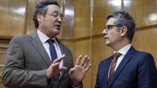 El fiscal general del Estado, Álvaro García Ortiz, conversa con el ministro de Justicia y Relaciones con las Cortes, Félix Bolaños, este miércoles.
