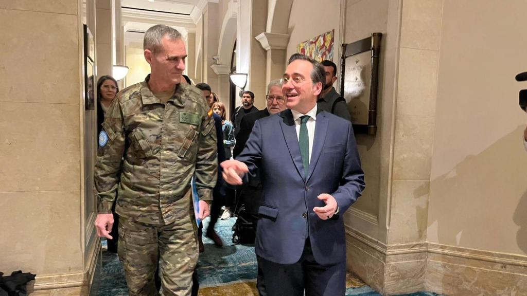 El ministro de Asuntos Exteriores, José Manuel Albares, junto al general Aroldo Lázaro, este miércoles en Beirut