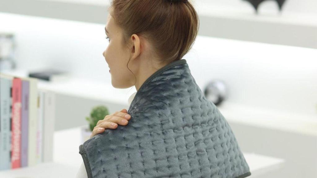 Esta es la manta eléctrica para cuello y espalda que arrasa en Amazon por solo 20€