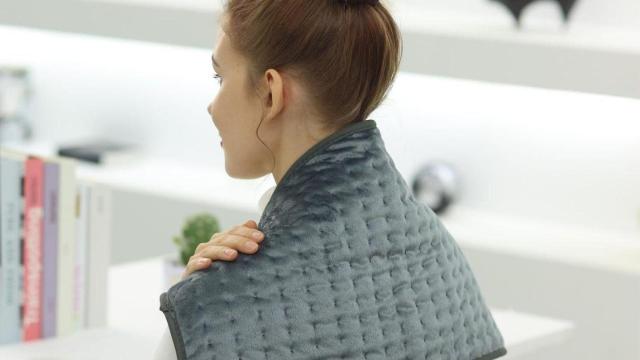 Esta es la manta eléctrica para cuello y espalda que arrasa en Amazon por solo 20€