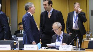 El ministro de Economía, Carlos Cuerpo, conversa con el presidente del Eurogrupo, Paschal Donohoe, durante la última reunión de diciembre de 2024