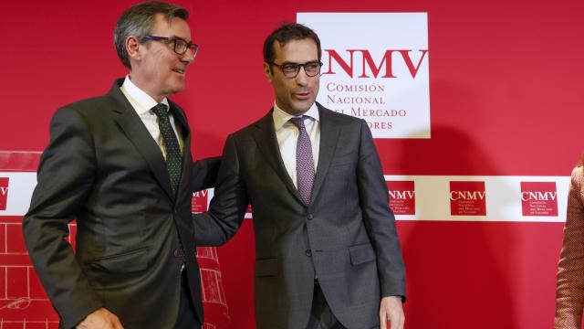 El ministro de Economía, Carlos Cuerpo (d) posa con el presidente de la Comisión Nacional del Mercado de Valores (CNMV), Carlos San Basilio (i) durante su toma de posesión en un acto celebrado en Madrid.
