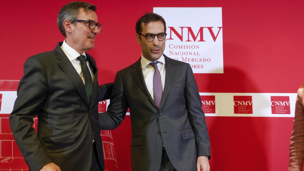 El ministro de Economía, Carlos Cuerpo (d) posa con el presidente de la Comisión Nacional del Mercado de Valores (CNMV), Carlos San Basilio (i) durante su toma de posesión en un acto celebrado en Madrid.