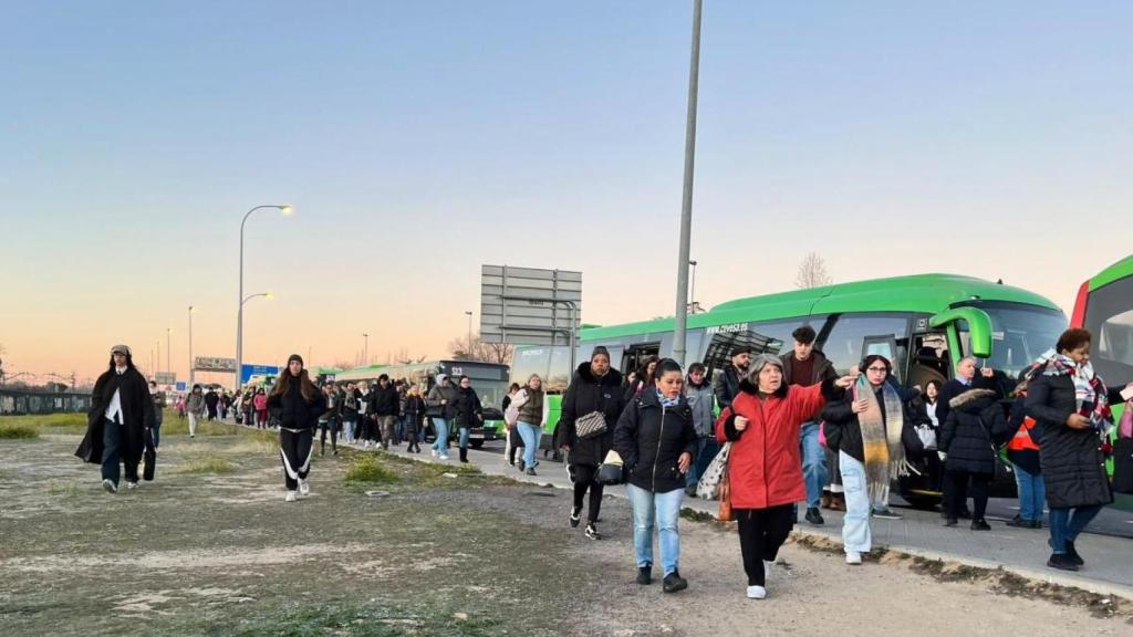 Decenas de personas se dirigen a la estación de Metro y Cercanías de Cuatro Vientos tras bajarse de los autobuses interurbanos.