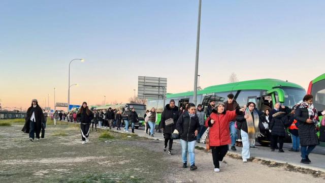 Decenas de personas se dirigen a la estación de Metro y Cercanías de Cuatro Vientos tras bajarse de los autobuses interurbanos.