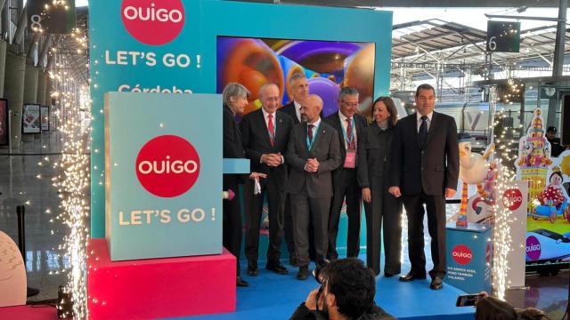 Directivos de Ouigo junto a Javier Salas, Patricia Navarro, Francisco de la Torre y Francisco Salado en la inauguración de Ouigo en Málaga.