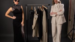 Marta Díaz y una de sus modelos junto a sus creaciones.