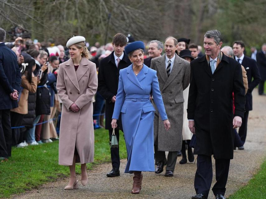 La duquesa, con abrigo de Emilia Wickstead, y su hija Louise, en Sandringham.