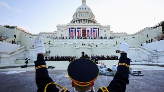 n director de orquesta asiste a un ensayo frente al Capitolio de Estados Unidos antes de la toma de posesión presidencial del presidente electo Donald Trump , en Washington.