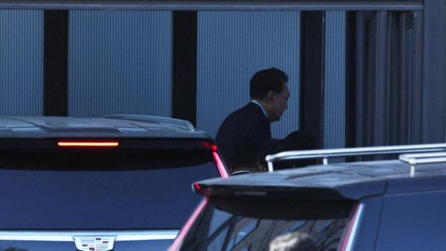 Yoon Suk-yeol, presidente de Corea del Sur, llega a la Oficina de Investigación de la Corrupción para Funcionarios de Alto Rango (CIO), en Gwacheon.