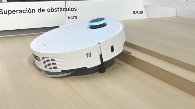 El Dreame X50 Ultra Complete subiendo un escalón.