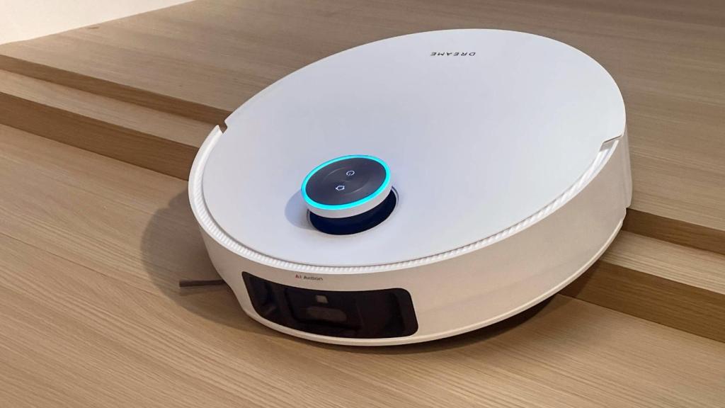 El Dreame X50 Ultra Complete bajando un escalón.