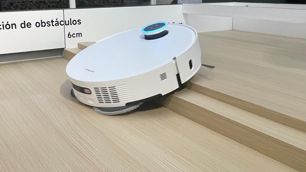 El Dreame X50 Ultra Complete subiendo un escalón.