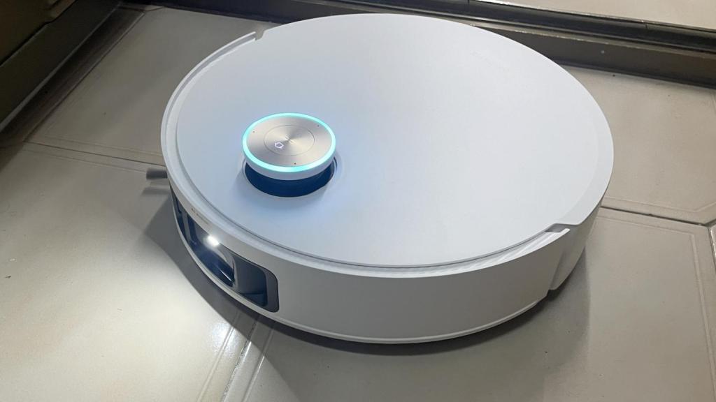 El Dreame X50 Ultra Complete con la luz LED activada.