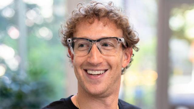 Mark Zuckerberg, CEO de Meta, con sus gafas inteligentes.