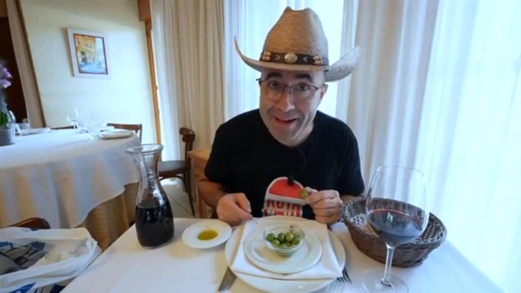 El influencer gastronómico Sezar Blue en su primer vídeo recorriendo la Ruta N-VI hacia A Coruña