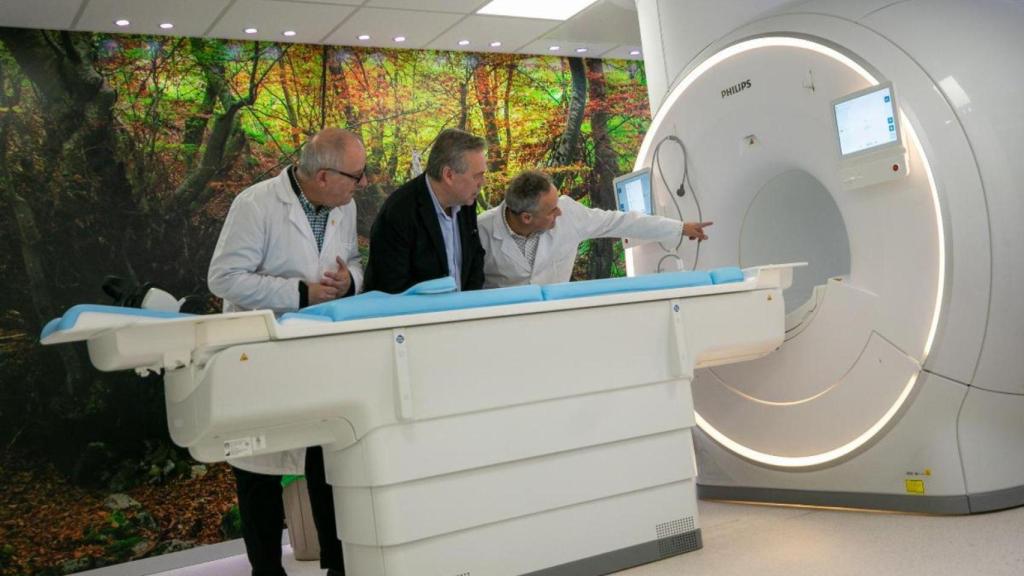 El conselleiro de Sanidade visita la nueva resonancia magnética del Hospital de Conxo, en Santiago.