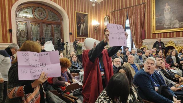 Mujeres protestan en el Ayuntamiento de Sevilla con disfraces de 'El cuento de la criada'.