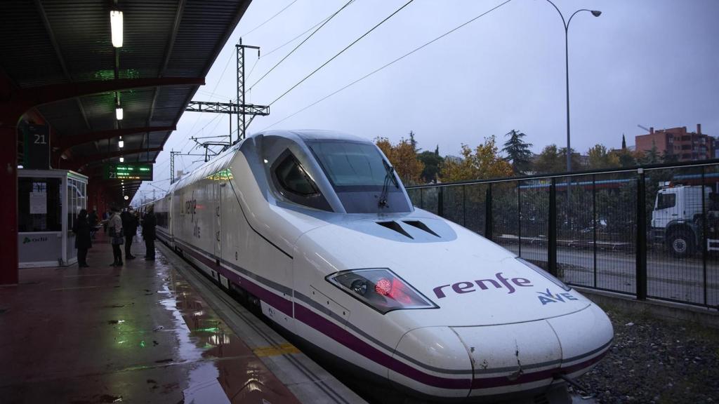 Tren que va a efectuar un viaje por el nuevo tramo de alta velocidad Pedralba de la Pradería-Ourense, en la estación de Madrid-Chamartín Clara Campoamor, a 22 de noviembre de 2021.