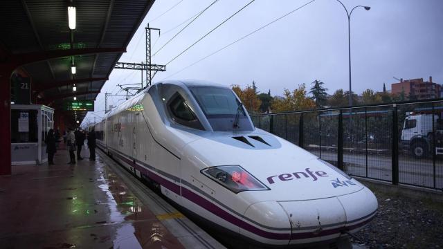 Tren que va a efectuar un viaje por el nuevo tramo de alta velocidad Pedralba de la Pradería-Ourense, en la estación de Madrid-Chamartín Clara Campoamor, a 22 de noviembre de 2021.