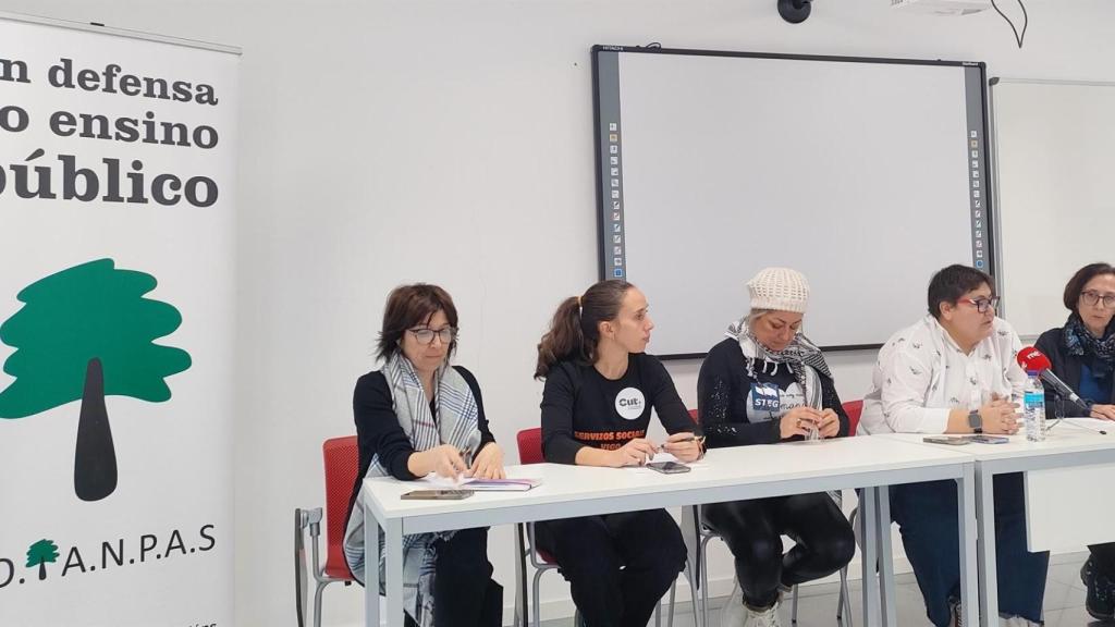 Rueda de prensa de colectivos para anunciar la convocatoria de una manifestación el 30 de enero en Vigo, en protesta por los recortes en servicios y recursos educativos y sociales