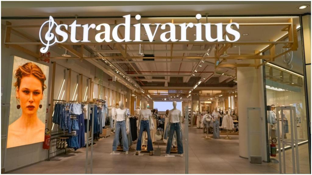 Entrada de una tienda de Stradivarius