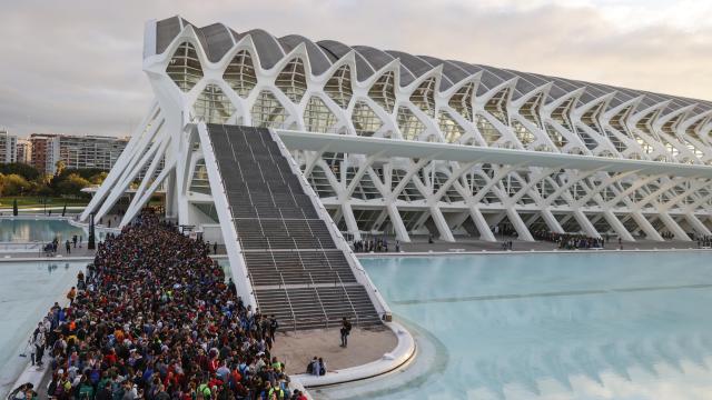 Cientos de voluntarios en la Ciudad de las Artes y las Ciencias, imagen de archivo. Europa Press / Rober Solsona