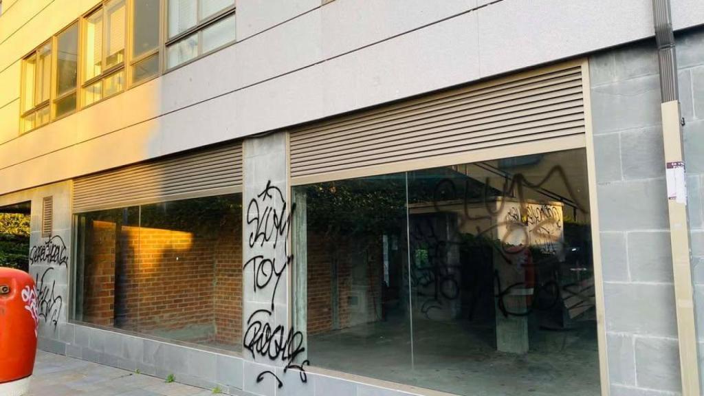 Vandalizan con grafitis varios edificios y coches de A Corveira, en Culleredo (A Coruña)