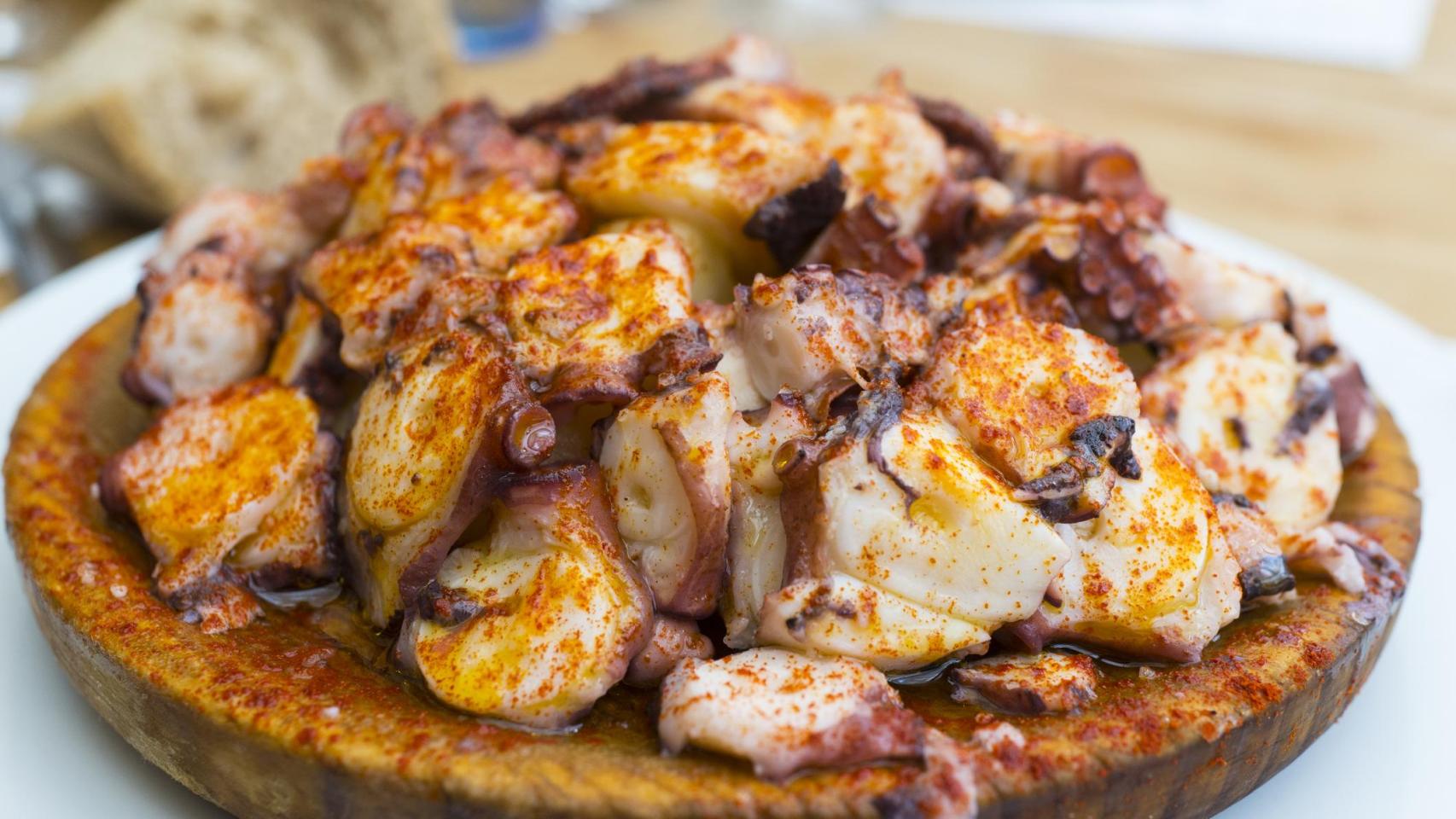 Una ración de pulpo 'á feira' servida en un plato de madera