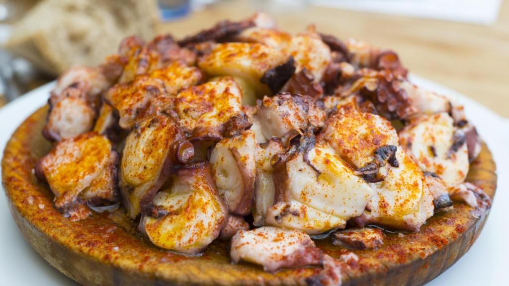 Una ración de pulpo 'á feira' servida en un plato de madera