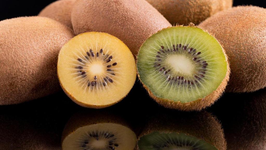 Kiwi amarillo y kiwi verde.