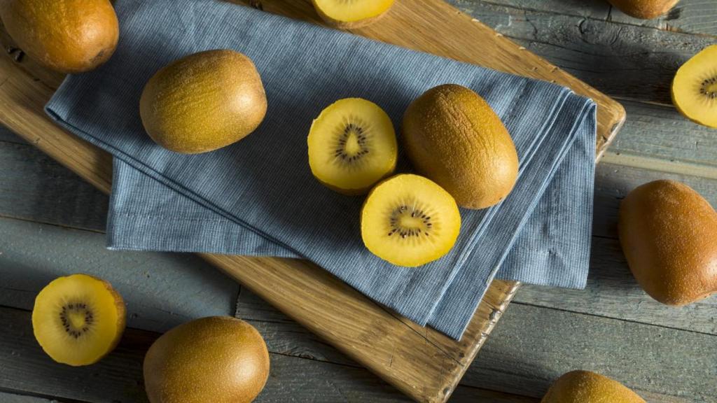 Kiwis amarillos sobre la mesa.