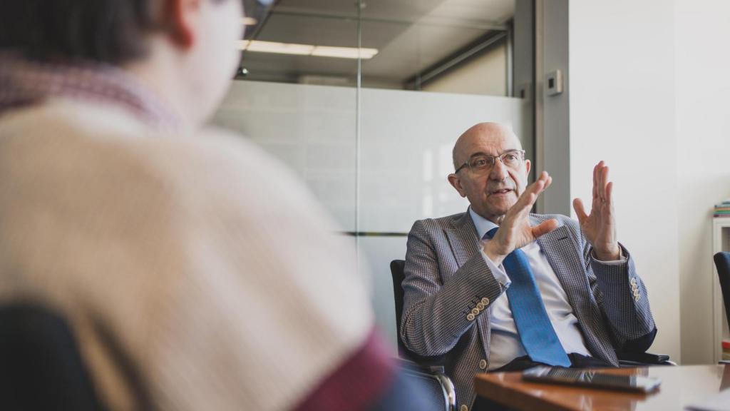 Miguel Ángel Martínez-González durante la entrevista.