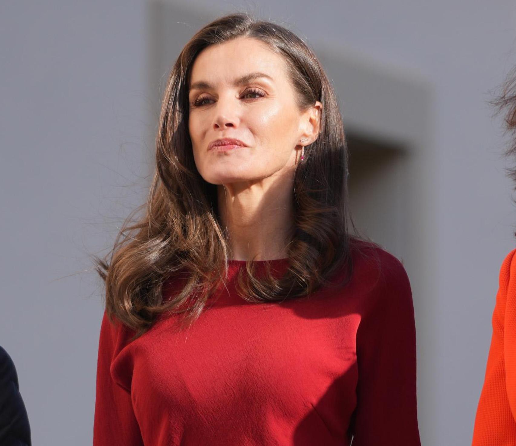 Letizia retaba al frío catalán, sin abrigo y con un vestido de punto de Dries van Noten