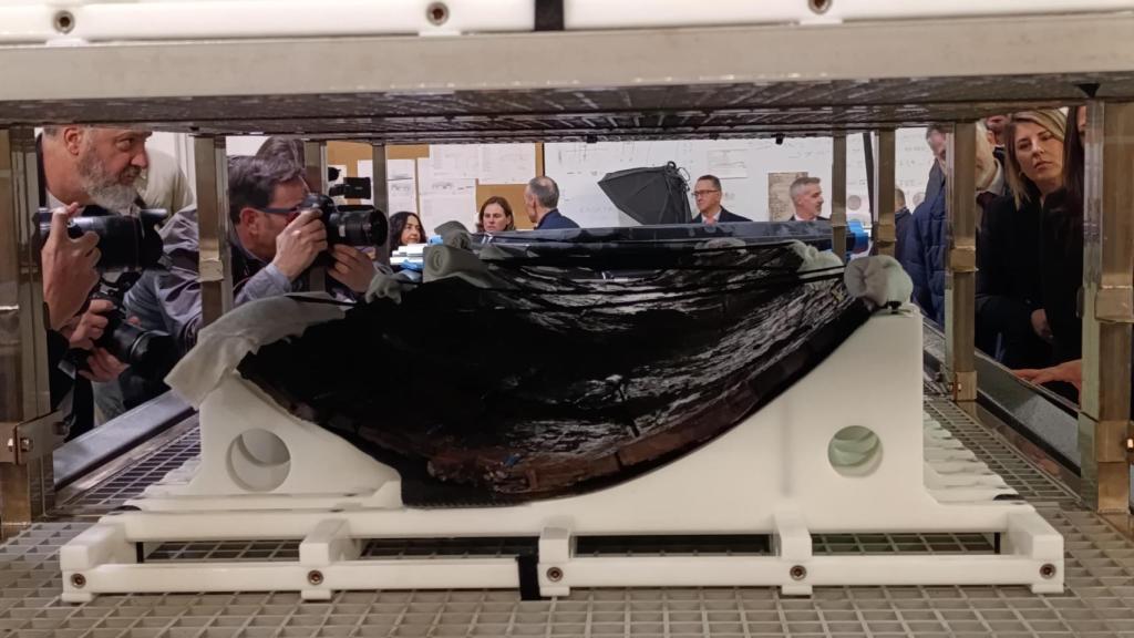 Una de las piezas del pecio fenicio Mazarrón II, en el laboratorio del  Museo Nacional de Arqueología Subacuática (ARQVA).