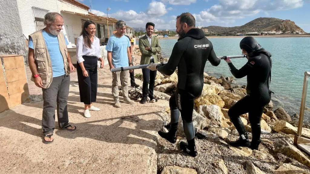 Los arqueólogos subacuáticos con la última pieza del 'Mazarrón II' en salir del agua.