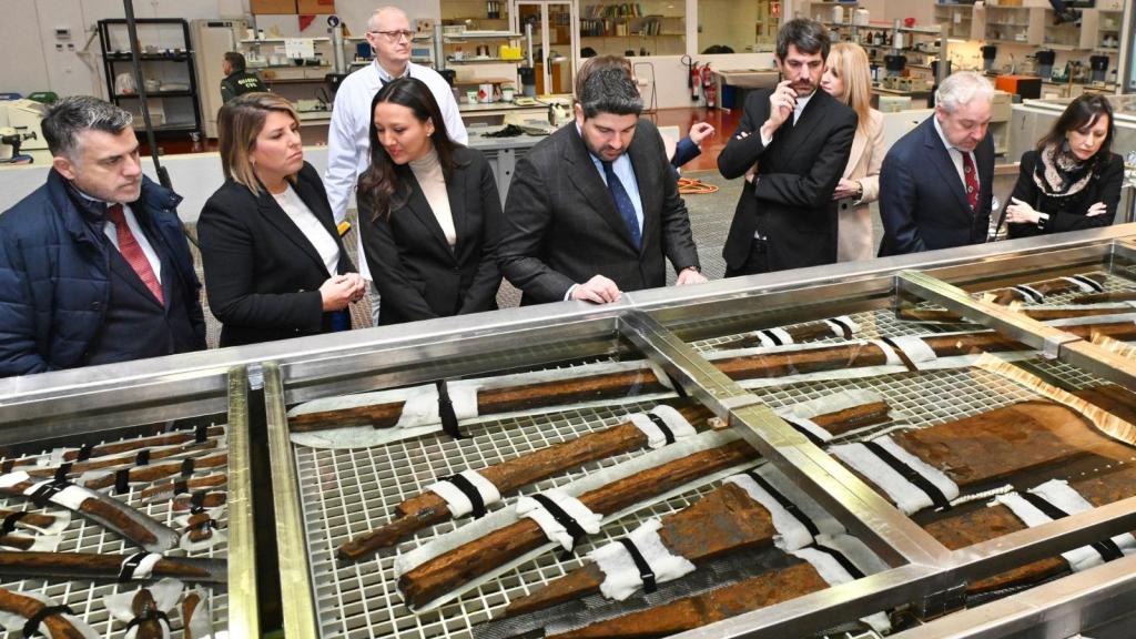 El presidente de la Región de Murcia, Fernando López Miras (c), y a su izquierda, el ministro de Cultura, Ernest Urtasun, visitan los restos del pecio Mazarrón II en el laboratorio del Museo Nacional de Arqueología Subacuática (ARQVA).
