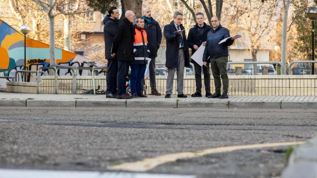 El consejero de Urbanismo, Víctor Serrano, junto al portavoz de Vox, Julio Calvo, recorren con técnicos varias de las calles incluidas en la Operación Asfalto.