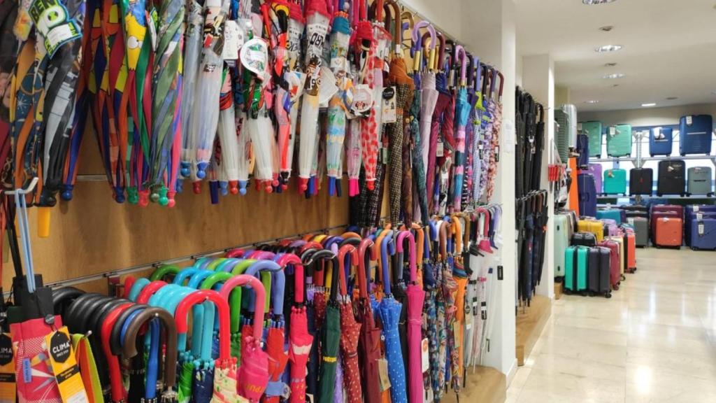 Paraguas de distintos fabricantes en la tienda de Panaderas de A Coruña.