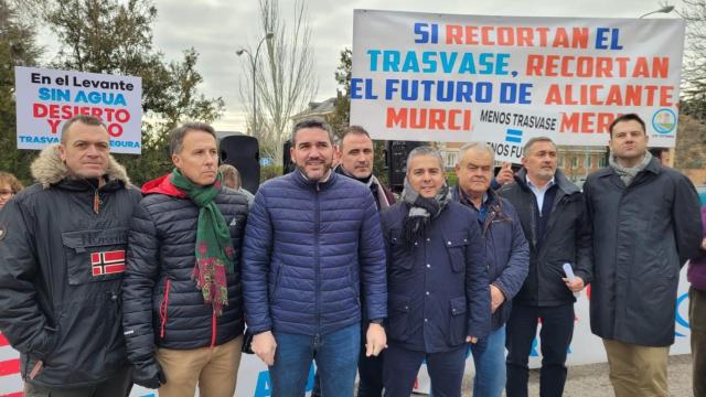 El diputado del PP en la Región de Murcia, Jesús Cano (1d), en una protesta en favor del Trasvase Tajo-Segura.