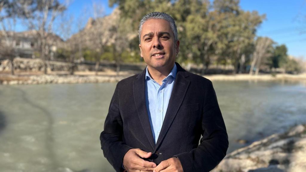 El diputado del PP en la Región de Murcia, Jesús Cano, junto al río Segura a su paso por Blanca que llega al Azud de Ojós y al canal del postrasvase.