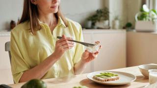 El aporte de fibra y proteína magra es esencial en la dieta.