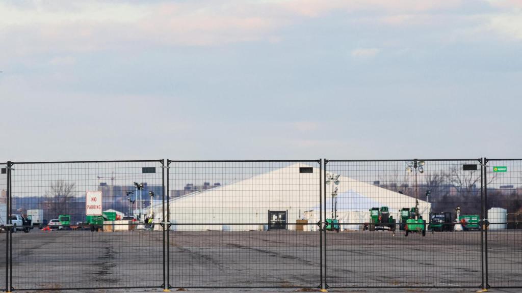 Una estructura de carpa, que se utilizó para albergar a solicitantes de asilo, se ve en el Floyd Bennett Field en el distrito de Brooklyn de la ciudad de Nueva York, EE. UU., el 14 de enero de 2025.
