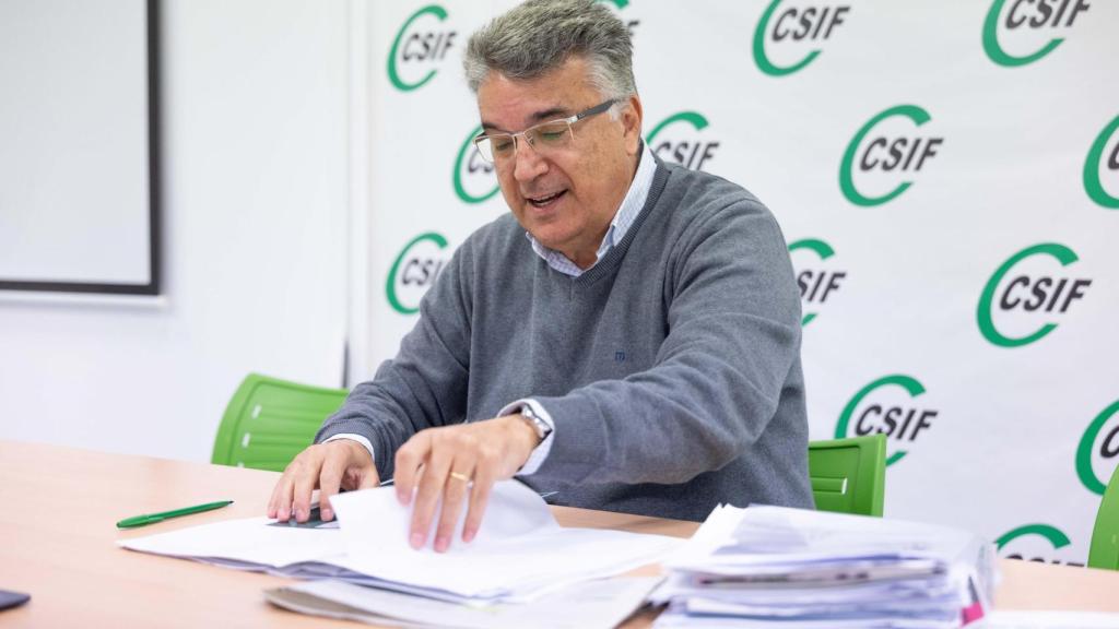 Enrique de la Rosa revisa unos documentos.